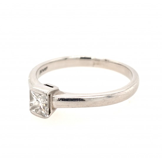 Pre Owned Platinum Diamond Solitaire Ring ZX642